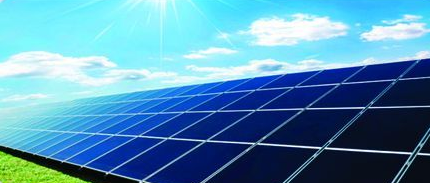 Paneles solares que se extienden a lo largo de un campo bajo un cielo azul brillante.
