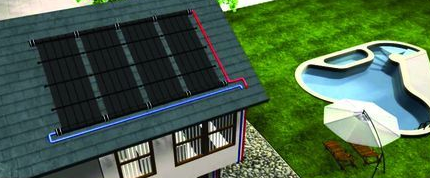 Paneles solares en el tejado de una casa junto a una piscina y un patio trasero.