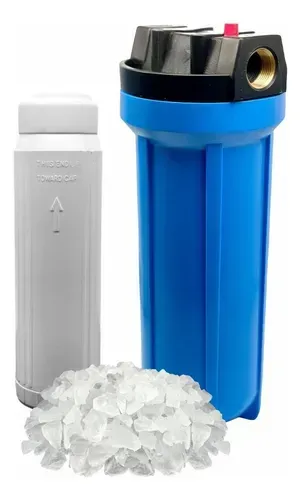 Jarra de filtro de agua azul con cartucho blanco y cubitos de hielo al lado.