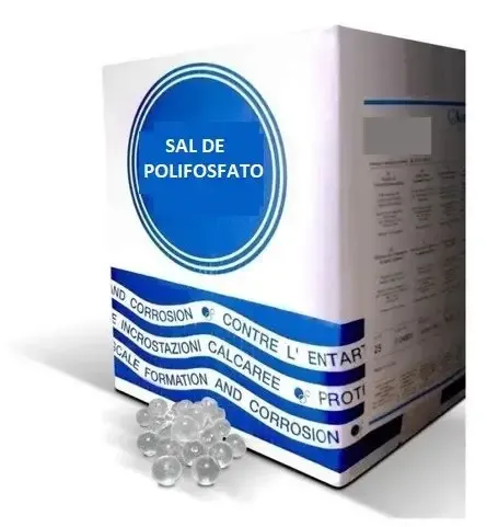 Caja blanca con la etiqueta “Sal de Polifosfato” y bandas azules, junto a pequeños gránulos transparentes sobre un fondo blanco.
