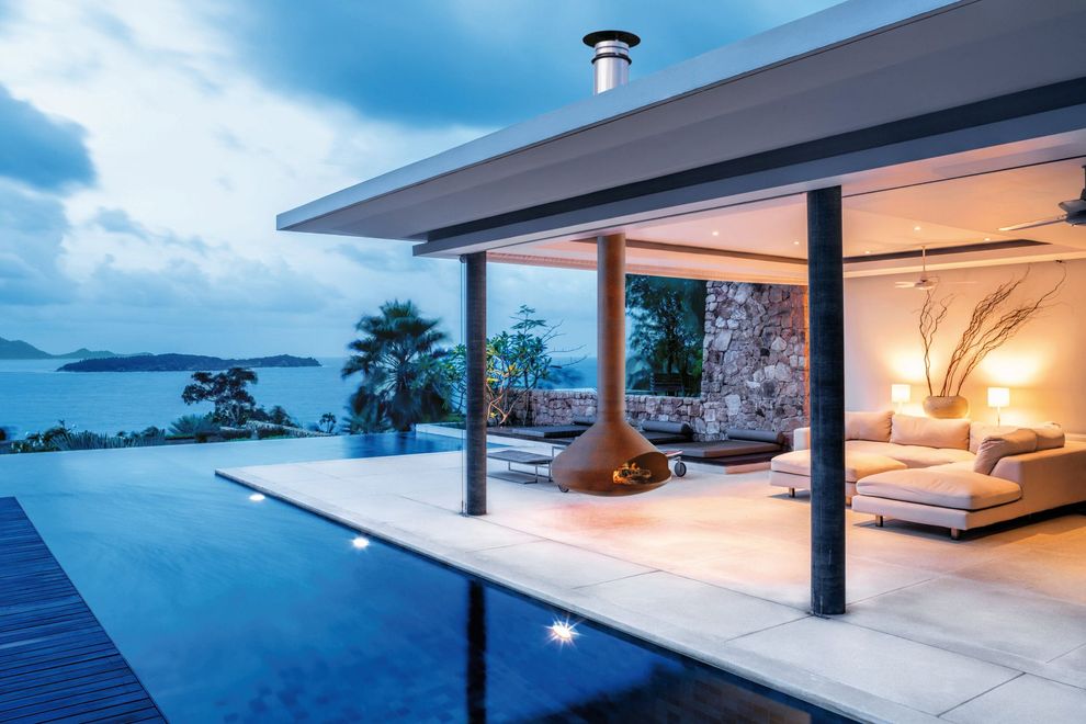 Moderne Villa am Meer mit Infinity-Pool und abendlicher Beleuchtung der Terrasse