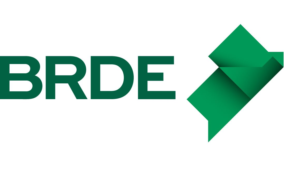 O logotipo verde da BRDE com texto seguido por uma forma geométrica abstrata que lembra um papel dobrado ou um quadrado.