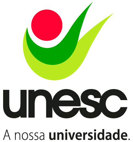 O logotipo da UNESC: um círculo vermelho com faixas verdes e verde-limão acima do texto preto 