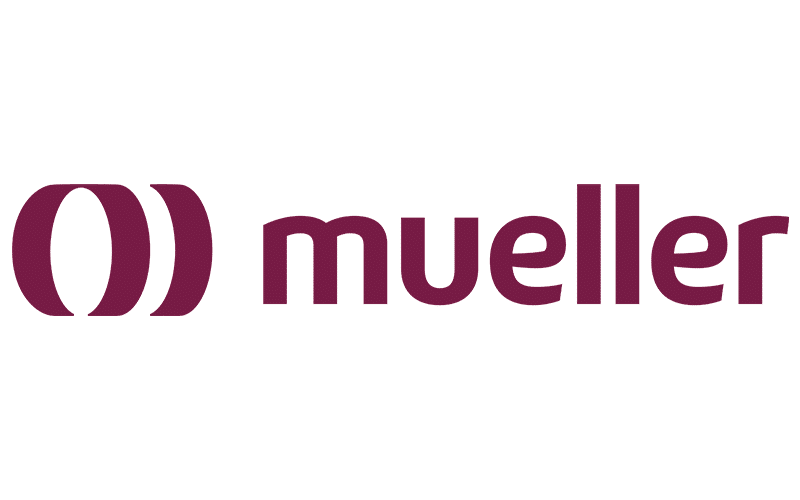 O logotipo da empresa Mueller apresenta um ícone gráfico vermelho escuro com dois colchetes curvos ao lado da palavra 