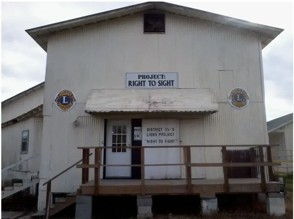 A white building with a sign that says project right to sight