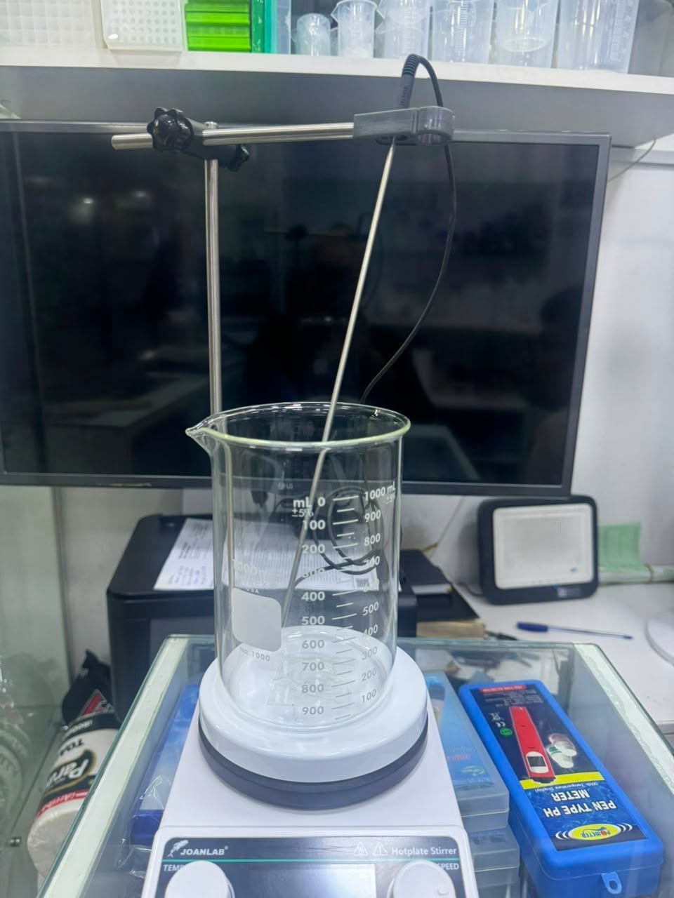Vaso de precipitados de laboratorio sobre una placa calefactora con agitador y sonda