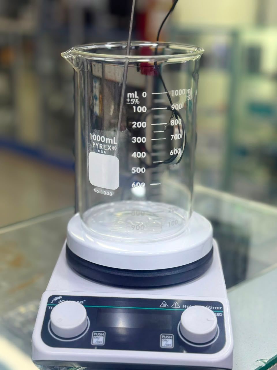 Vaso de precipitados de vidrio sobre una placa calefactora de laboratorio con agitador