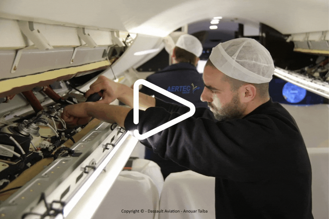 Deux personnes travaillent à l'intérieur d'un avion