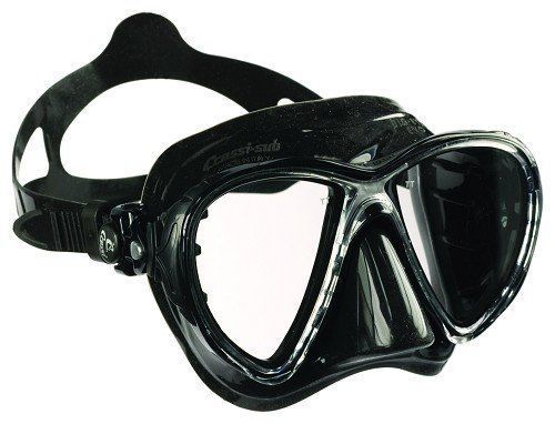 Maschera da sub nera con cinturino regolabile su sfondo bianco.