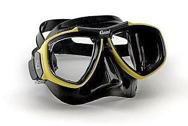 Maschera da sub nera e gialla con lenti trasparenti su sfondo bianco.