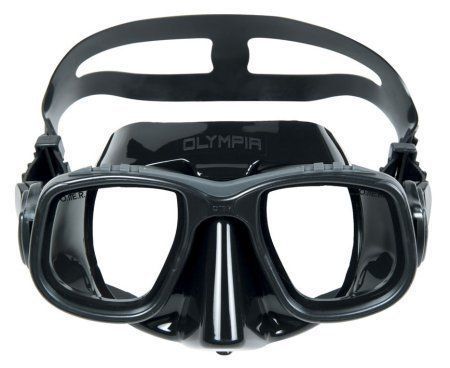 Maschera da snorkeling nera con lenti trasparenti e cinturino nero regolabile su sfondo bianco.