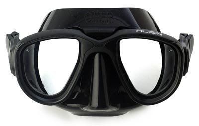 Maschera da sub nera con lenti trasparenti su sfondo bianco.