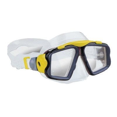 Maschera da sub nera con dettagli gialli e cinturino bianco su sfondo bianco.