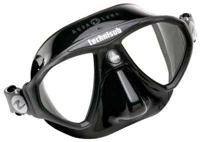 Maschera subacquea Technisub nera con lenti trasparenti e manopola di regolazione argentata su sfondo bianco.