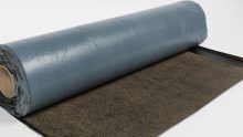 Un rouleau de tapis repose sur une surface blanche.