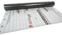 Un rouleau de matériau de toiture suredeck sur fond blanc.
