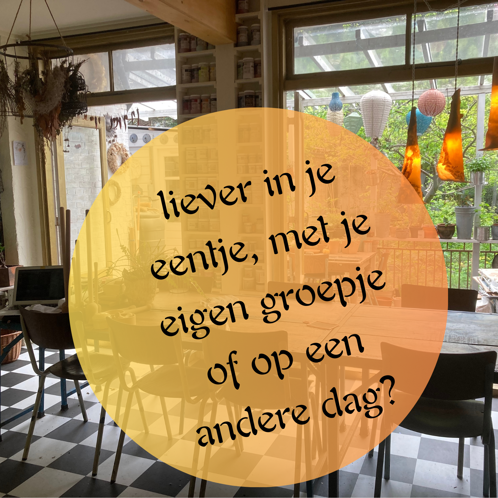 tafel in atelier met uitzicht op de tuin voor maatwerk workshops en cursussen