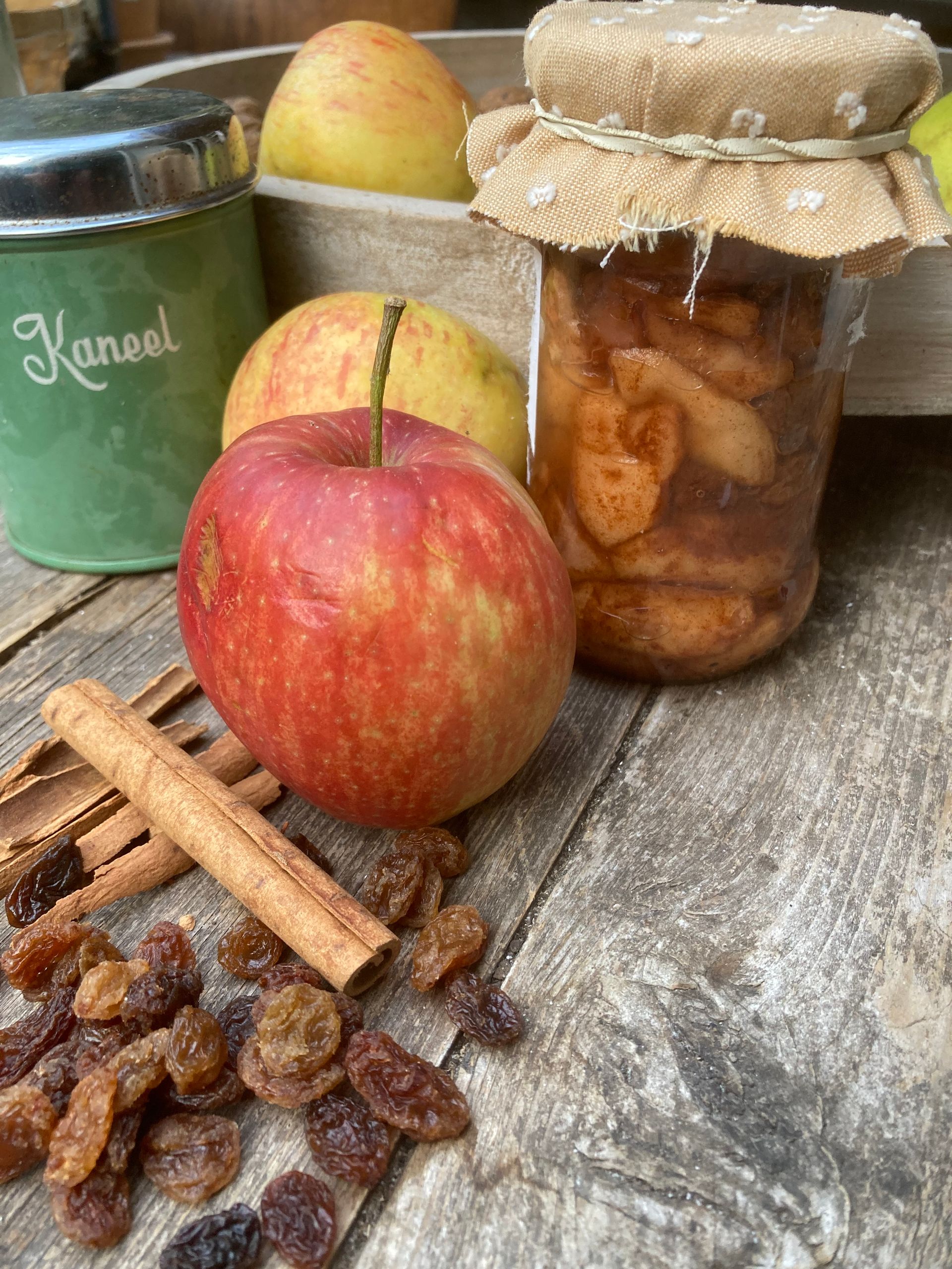 werkhoek met 2 weckketels , koffiemolen en divers emaille