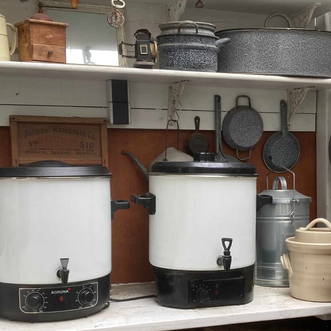 werkhoek met 2 weckketels , koffiemolen en divers emaille