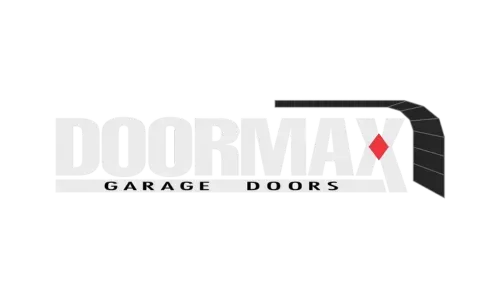 Logotipo de DOORMAX Garage Doors en gris y negro con un detalle de diamante rojo