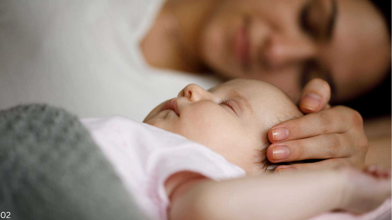 Ein schlafendes Baby ruht auf einer Decke, während ein Erwachsener sanft den Kopf hält.