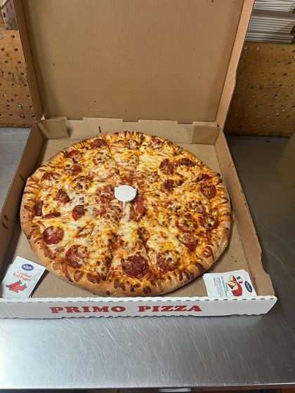 A pizza in a box that says primo pizza