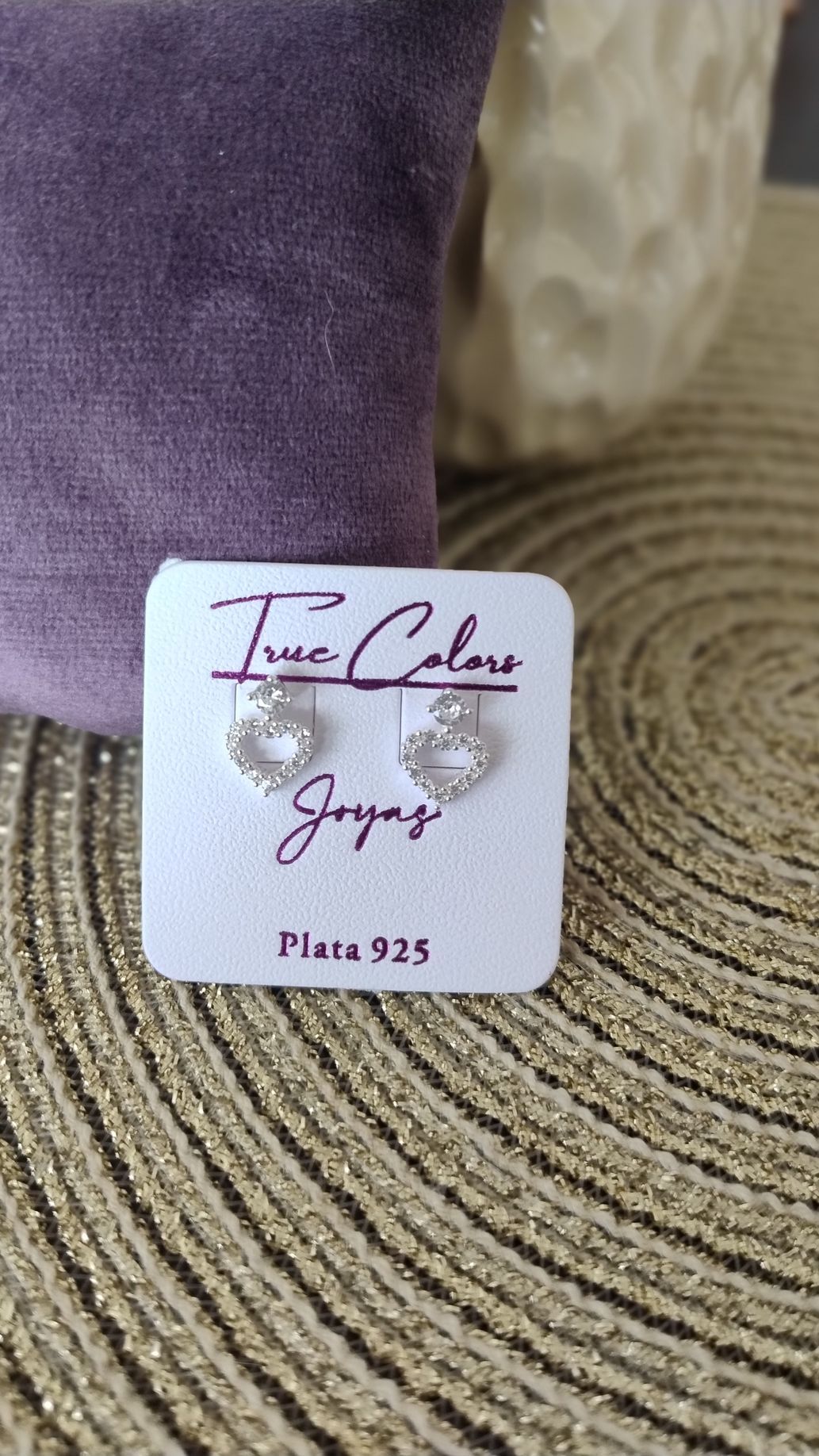 Pendientes de plata en una tarjeta, texto 