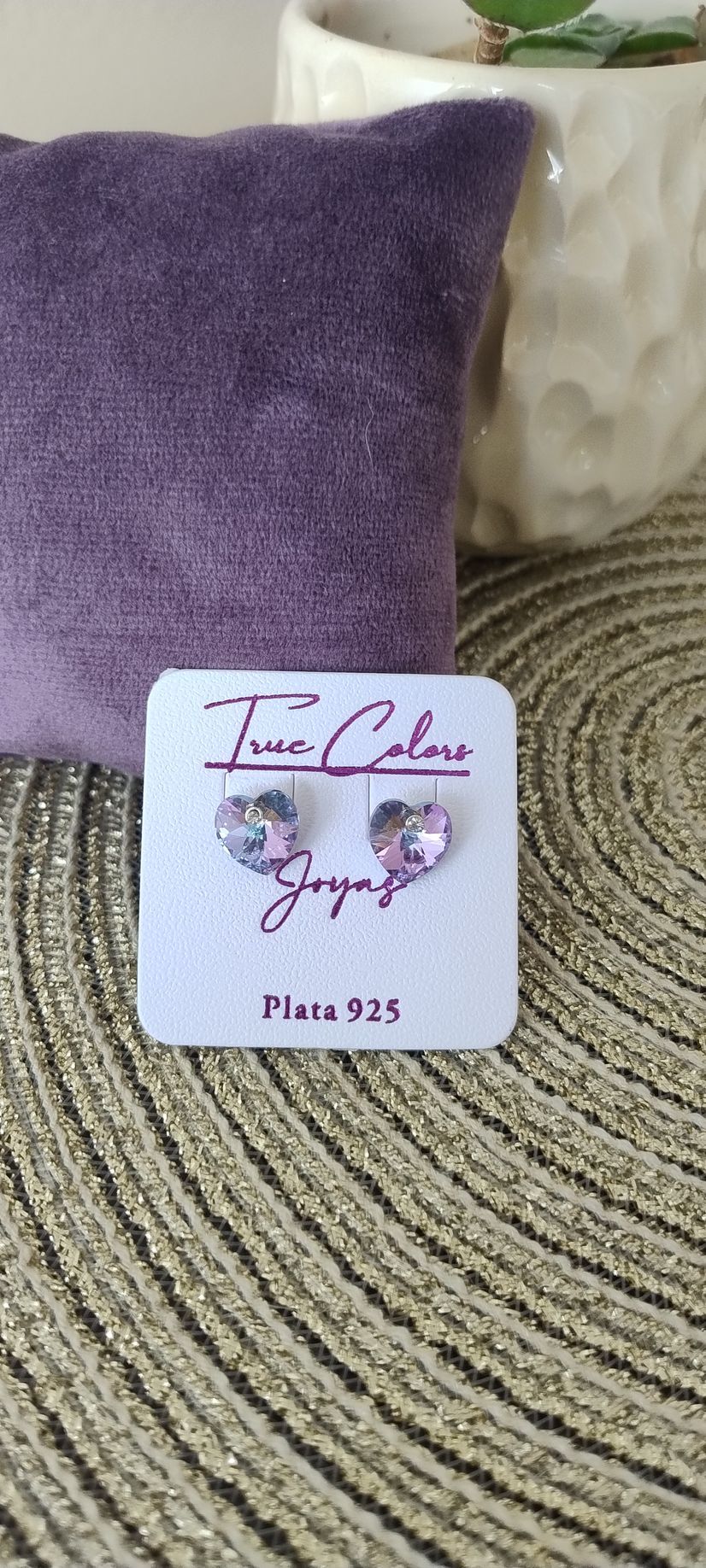 Pendientes en forma de corazón sobre una tarjeta blanca con las palabras 