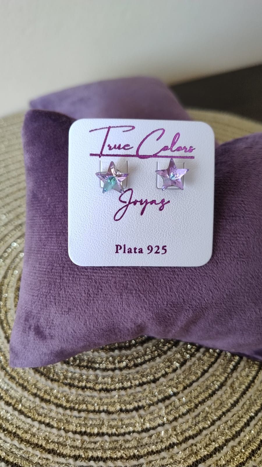 Pendientes en forma de estrella sobre una tarjeta blanca que dice “