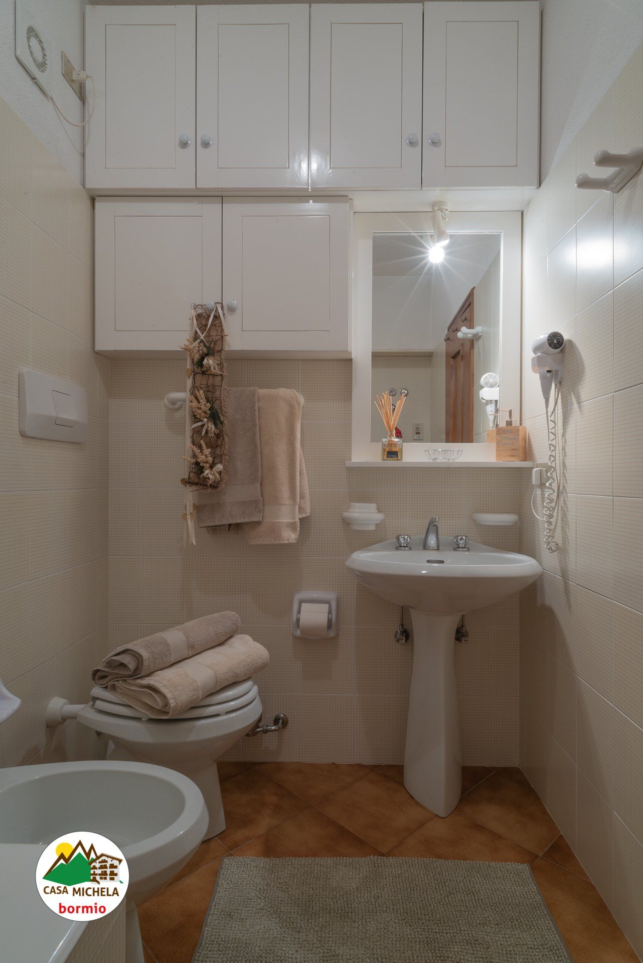 Un bagno con wc, lavandino e specchio