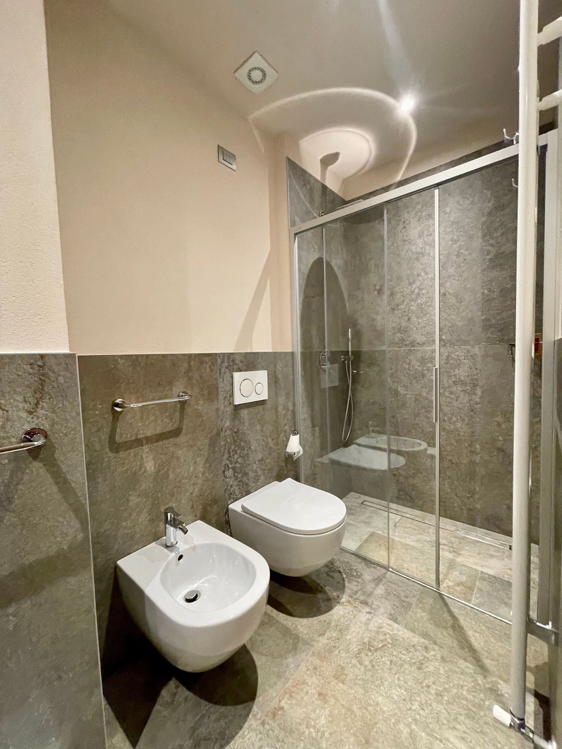 Un bagno con wc, bidet, lavabo e doccia.