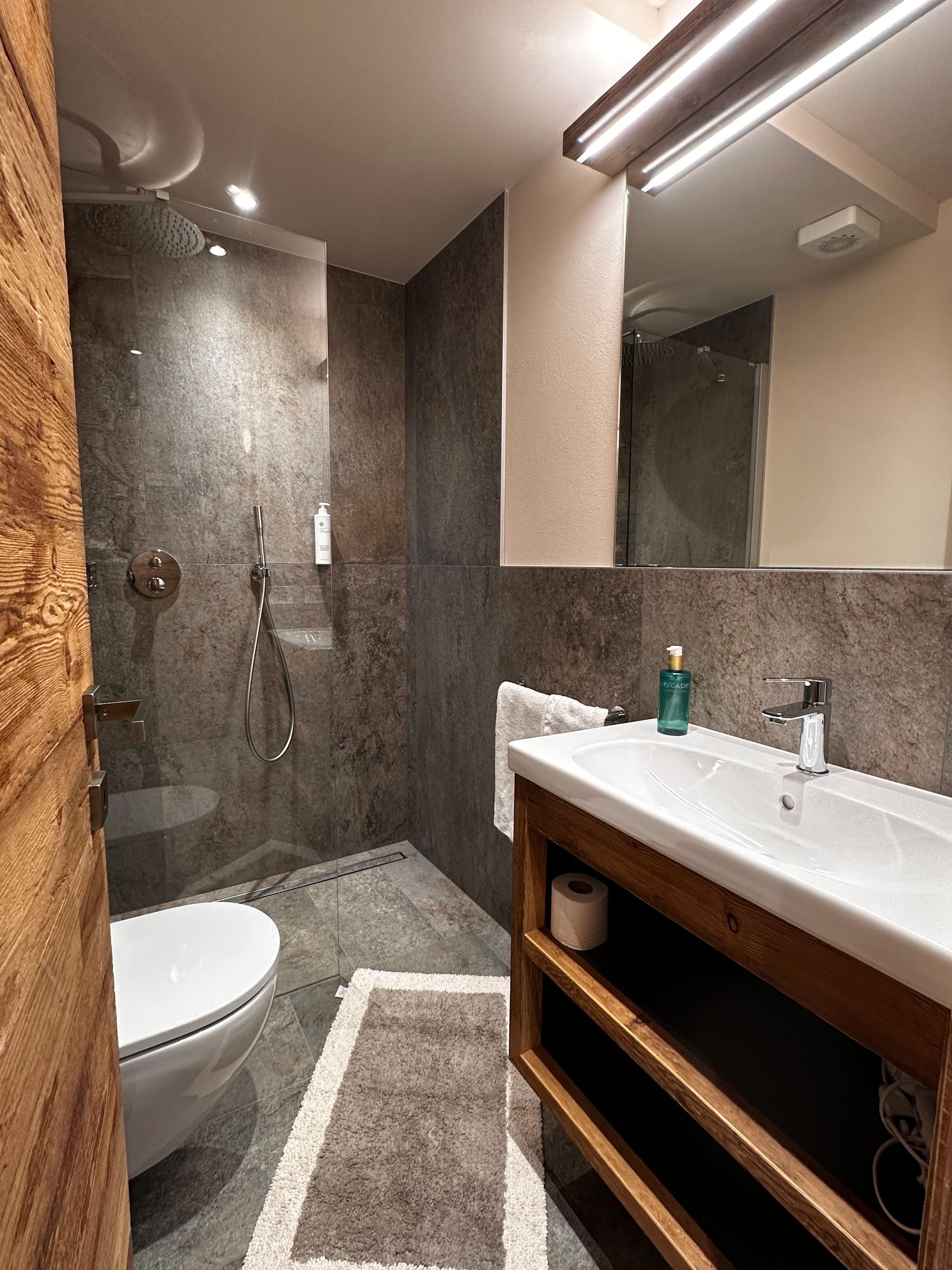 Un bagno con wc, lavandino e specchio