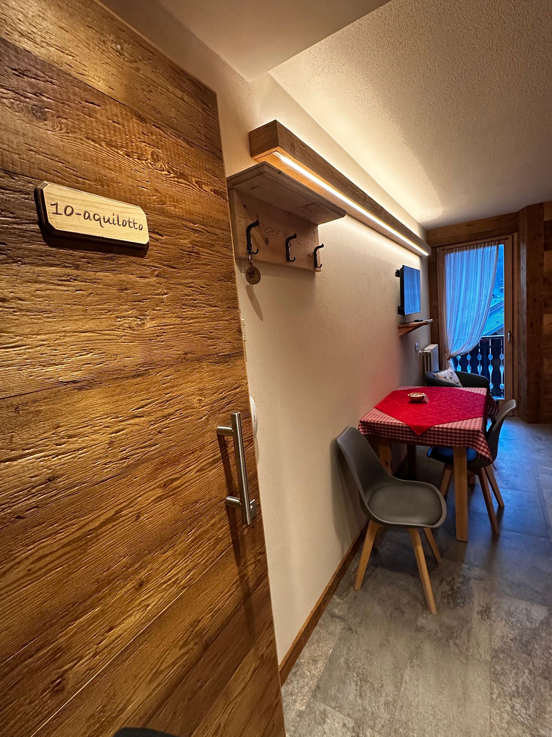 Un bagno con wc, lavandino e specchio