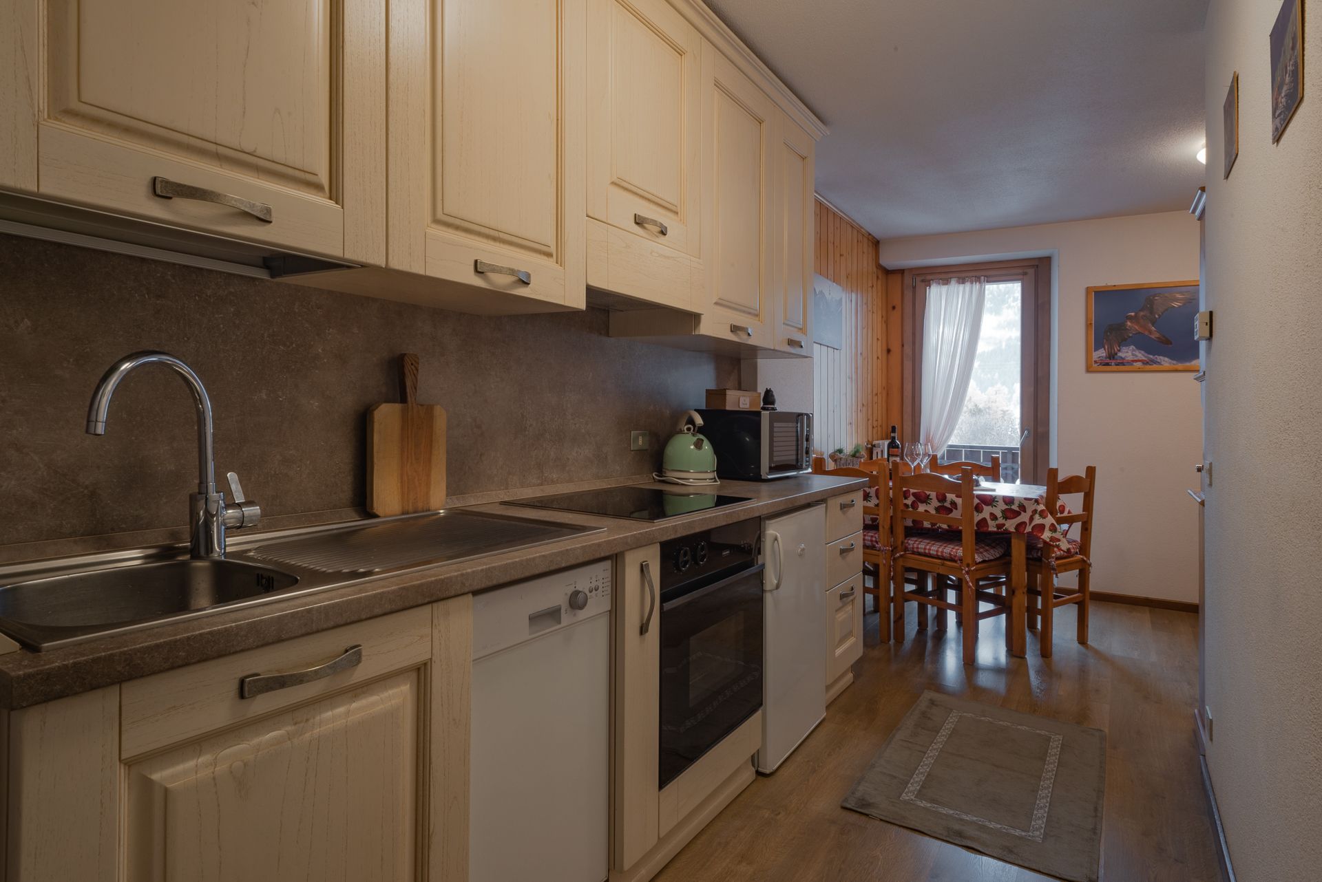 Una cucina con lavello, piano cottura e lavastoviglie