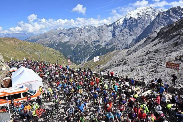 Una città innevata con alcuni edifici e montagne sullo sfondo