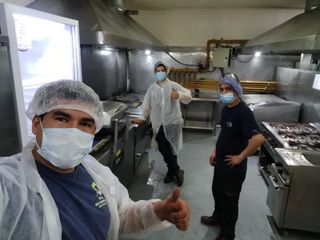 Vista en sección transversal de un marco de ventana de aluminio blanco que muestra el perfil interior hueco.