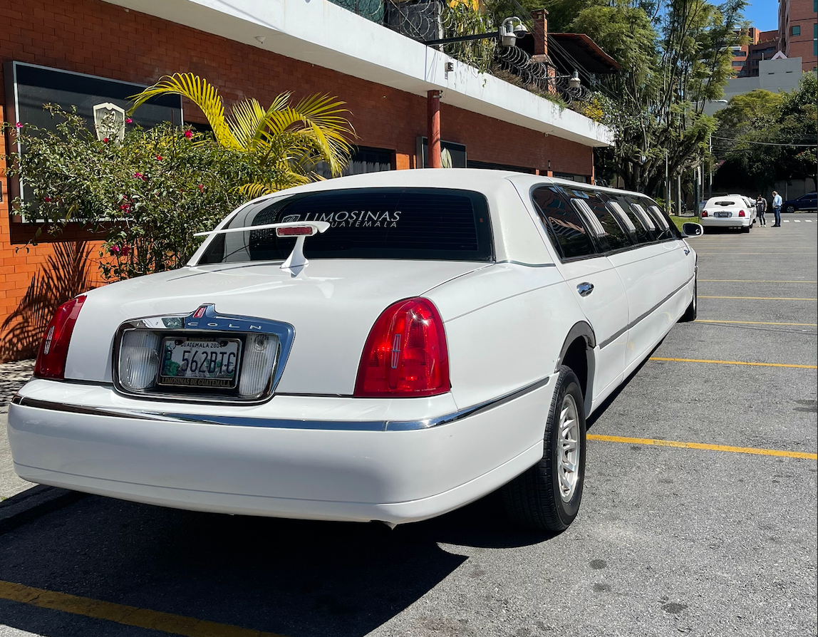 Limosina Lincoln blanca para bodas en Guatemala