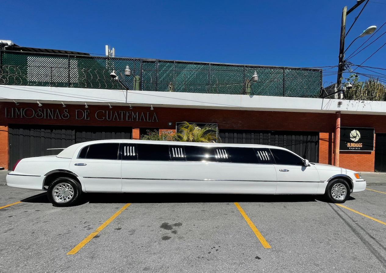 Limosina Lincoln blanca para bodas en Guatemala