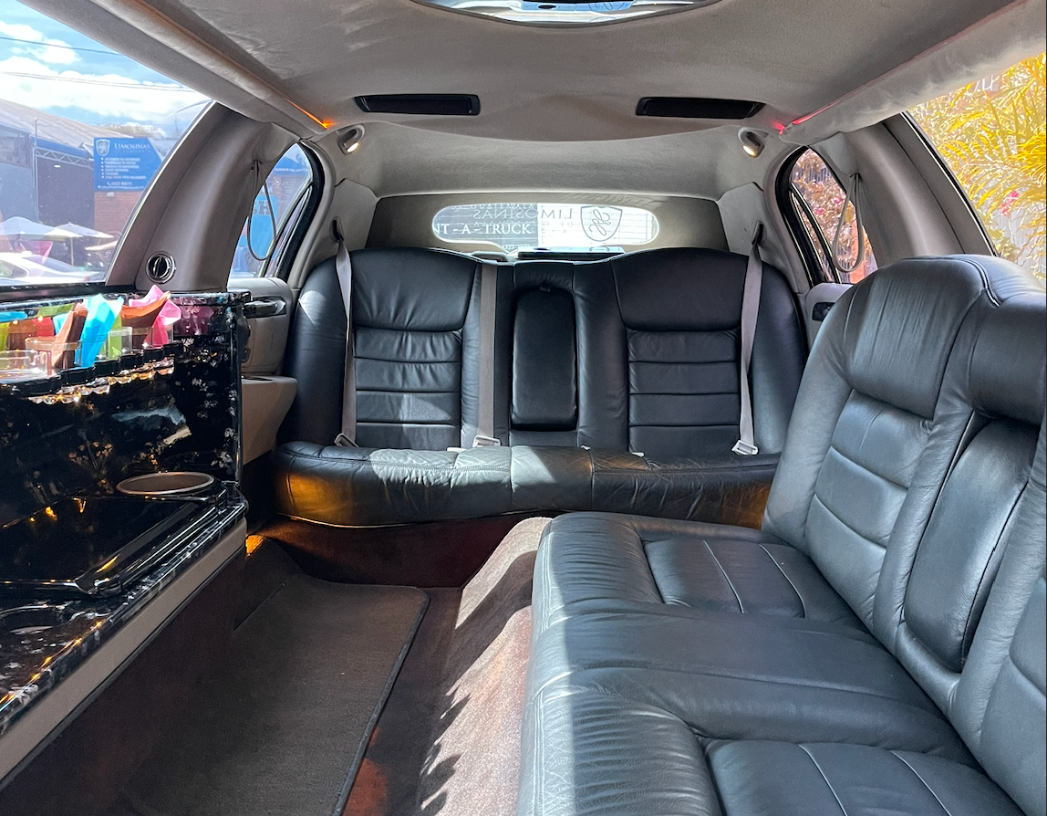 Interior de Limosina Lincoln para 9 pasajeros en Guatemala