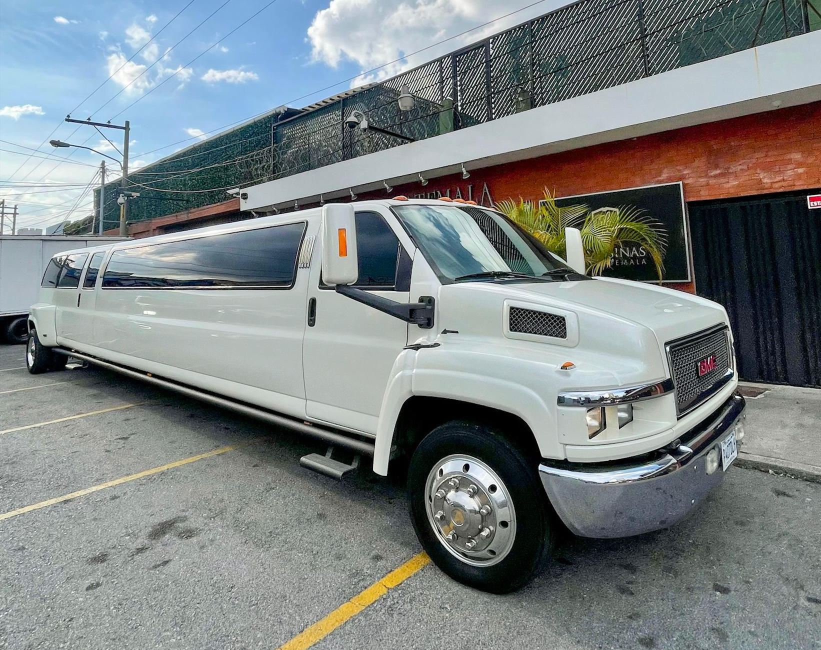 Limosina Hummer Daddy para 25 pasajeros en Guatemala
