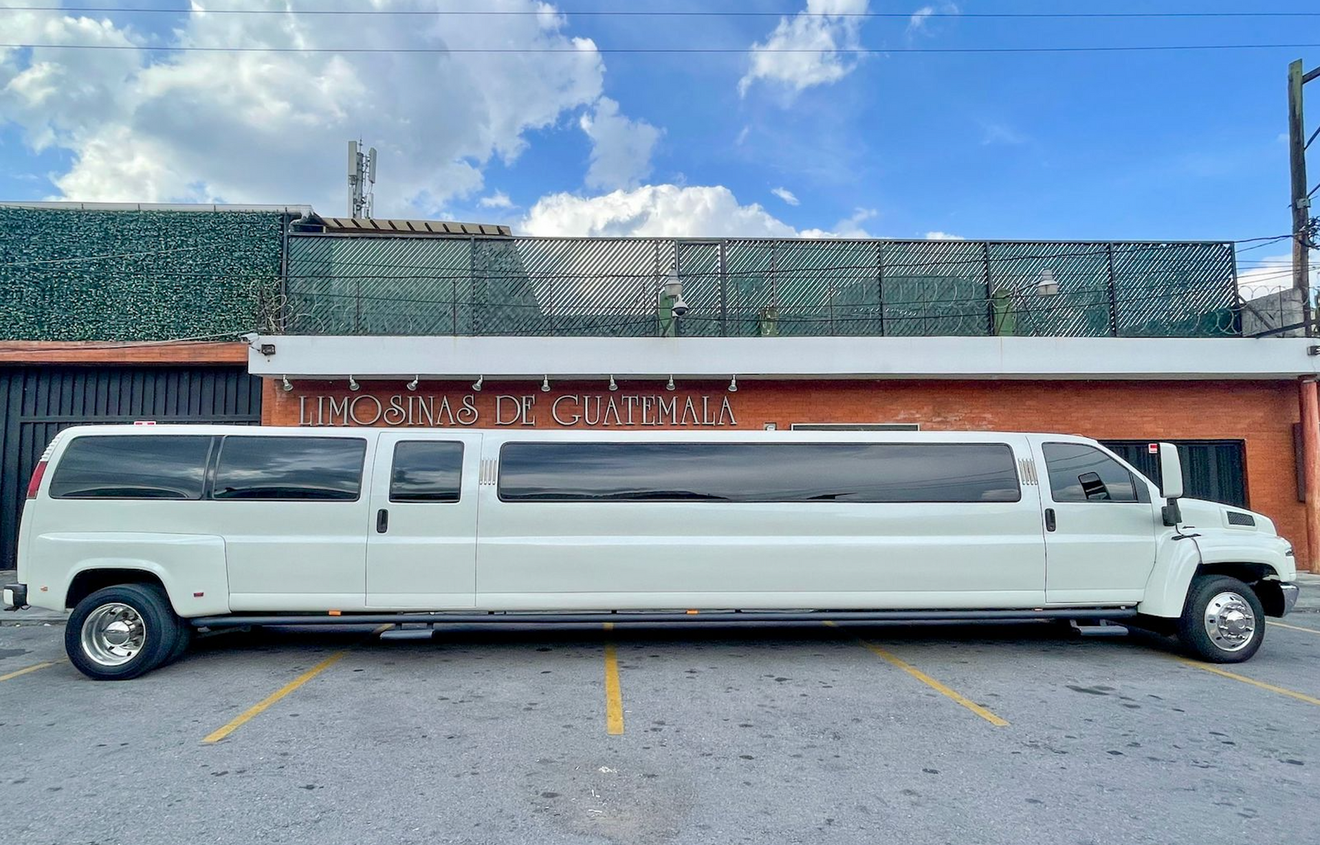 Limosina Hummer Daddy para 25 pasajeros en Guatemala