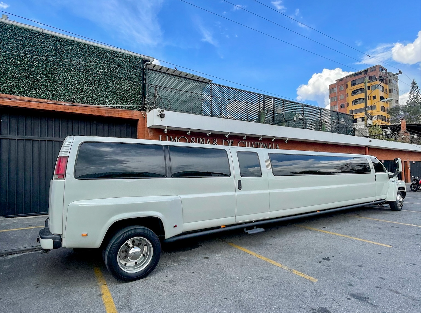 Limosina Hummer Daddy para 25 pasajeros en Guatemala