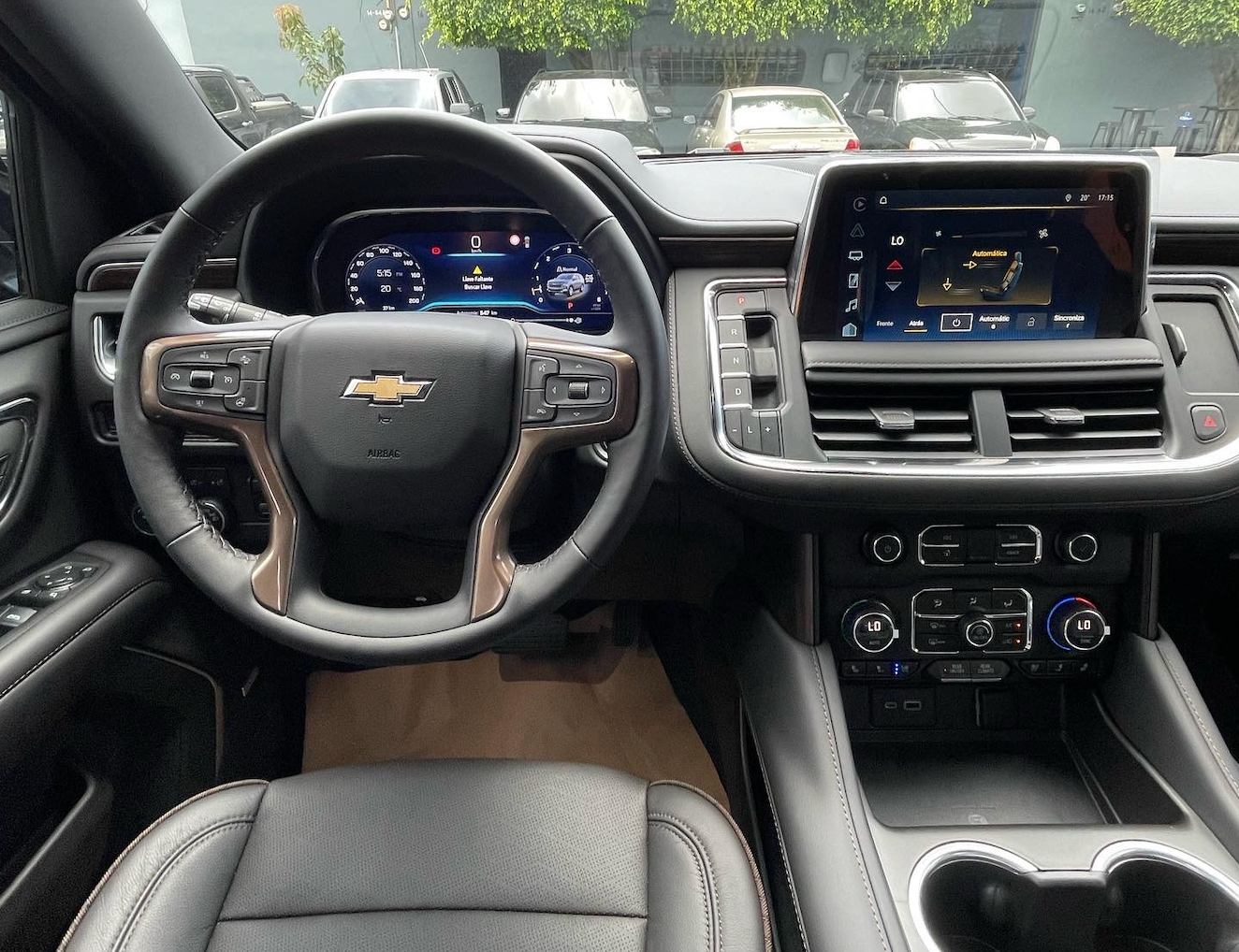 Interior de un automóvil Chevrolet con tablero digital, pantalla táctil central y asientos de cuero.