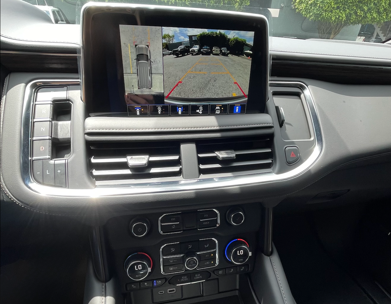 Tablero del automóvil con pantalla central de infoentretenimiento que muestra la cámara de visión trasera