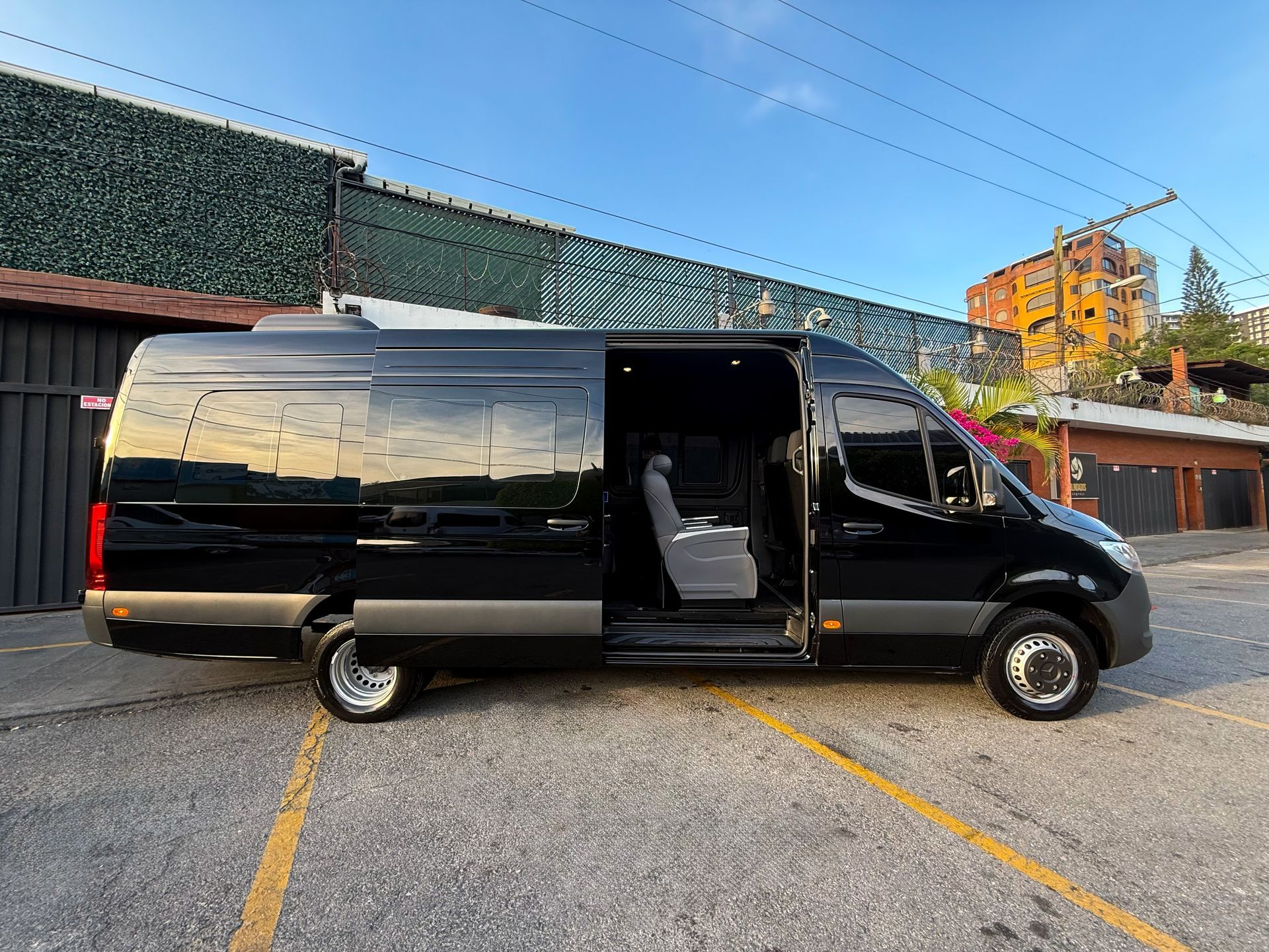 Mercedes-Benz Sprinter 516 Business Class para transporte ejecutivo en Guatemala