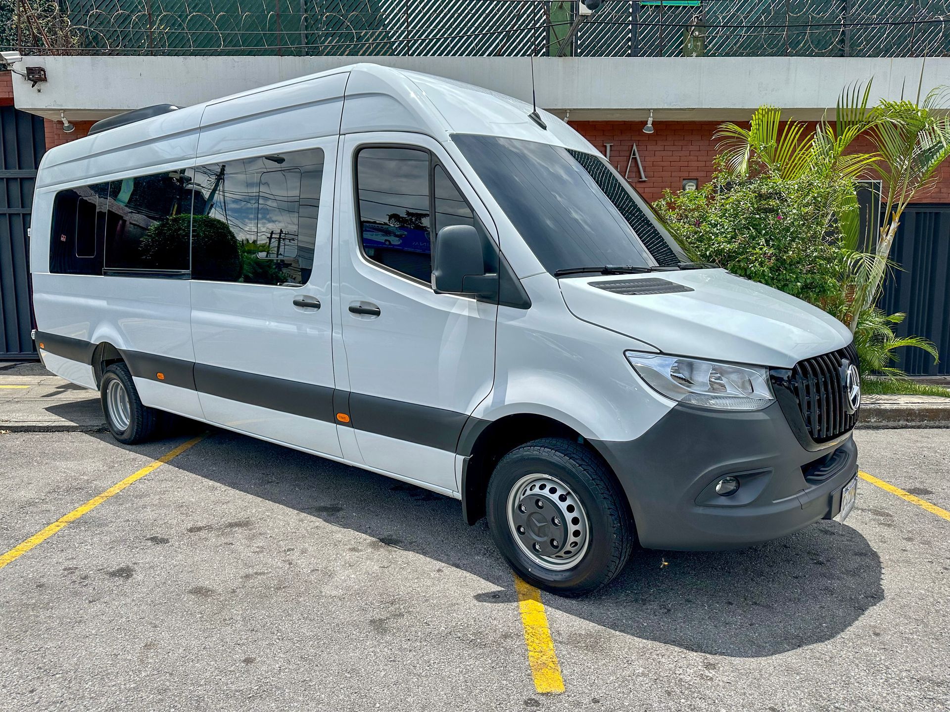 Mercedes-Benz Sprinter 516 Luxury para transporte de grupos en Guatemala