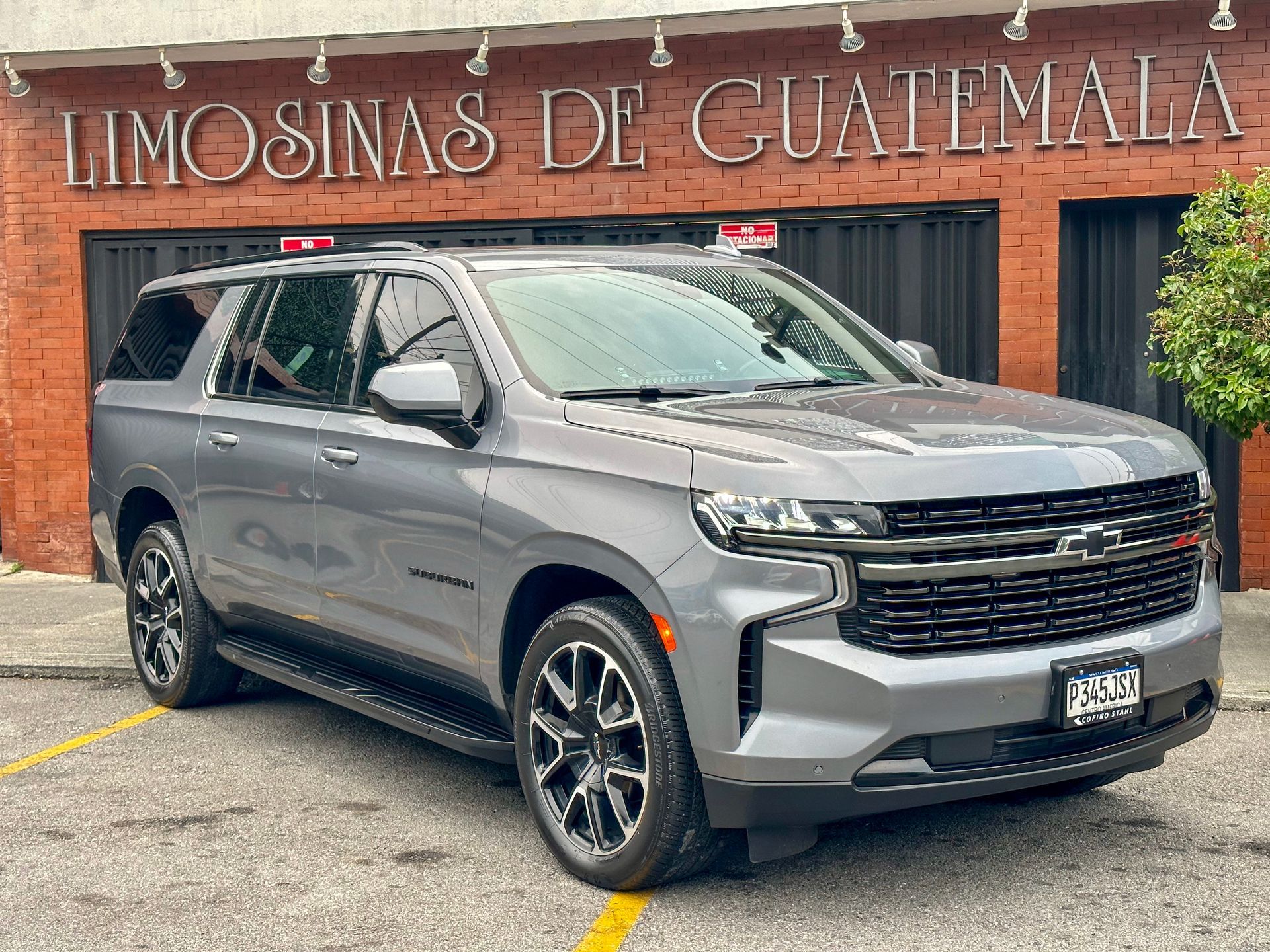 SUV gris estacionado frente a la tienda Tinosina's de Guatemala.