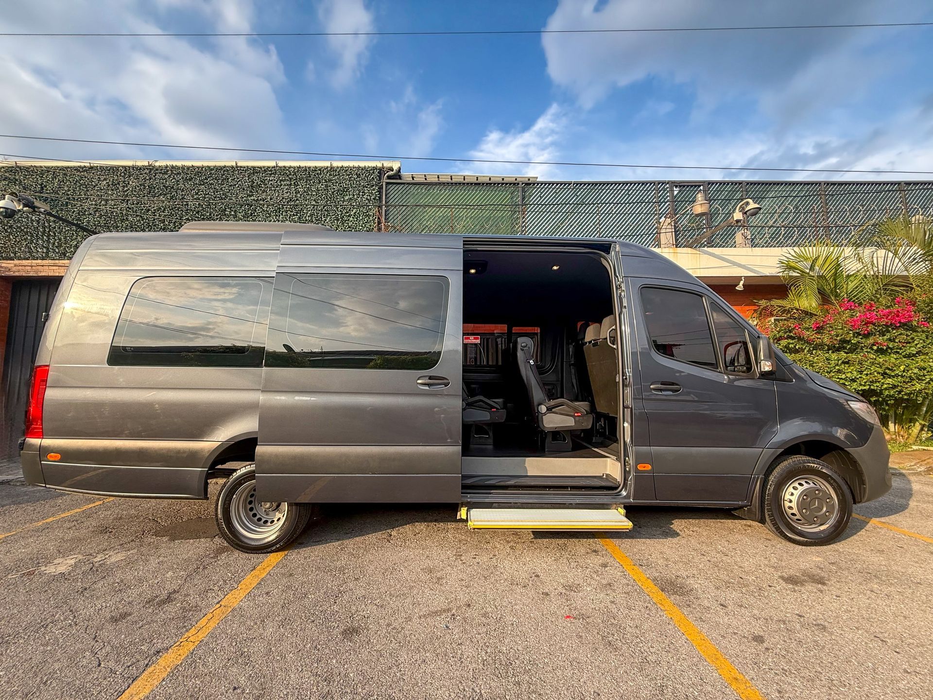 Mercedes-Benz Sprinter 515 Luxury para transporte corporativo en Guatemala