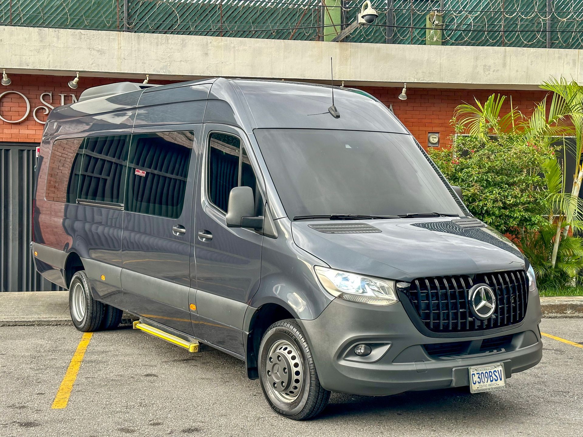 Mercedes-Benz Sprinter 515 Luxury para transporte corporativo en Guatemala