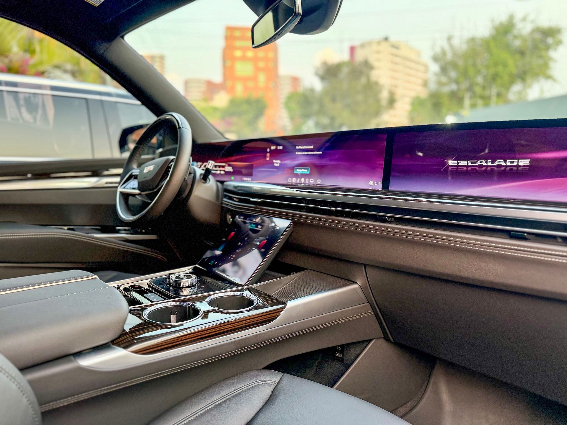 Interior de coche de lujo con amplio panel de instrumentos digital, asientos de cuero